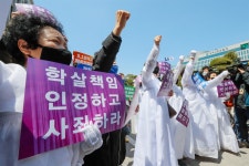전두환 나타나자 다시 감방가라, 왜 광주서 재판을 시민단체 충돌 | 서울경제 전두환 나타나자 다시 감방가라, 왜 광주서 재판을 시민단체 충돌