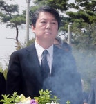 안철수 봉하마을 방문… 노무현 묘역 첫 참배 | 세계일보 안철수 봉하마을 방문… 노무현 묘역 첫 참배