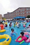 물놀이장으로 변신한 학교 | 세계일보 물놀이장으로 변신한 학교