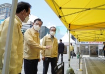 선별검사소 찾은 문 대통령…올해 되풀이돼 정말 송구 - 세계일보 선별검사소 찾은 문 대통령…올해 되풀이돼 정말 송구