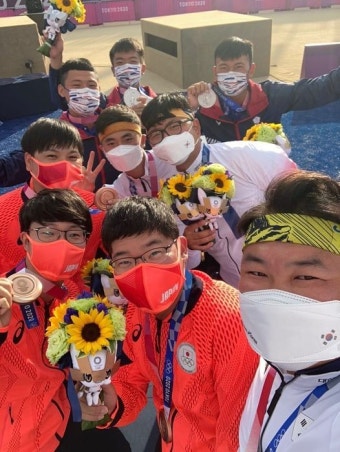한국·대만·일본 양궁 대표팀, 시상대 위에서 ‘단체셀카’… 훈훈한 감동 | 세계일보 한국·대만·일본 양궁 대표팀, 시상대 위에서 ‘단체셀카’...