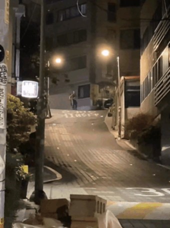 스케이트 보드 타고 비탈길 질주, 트럭과 충돌한 외국인들…누리꾼 “남의 나라서 민폐 짓”[영상] | 세계일보 스케이트 보드 타고 비탈길 질주...