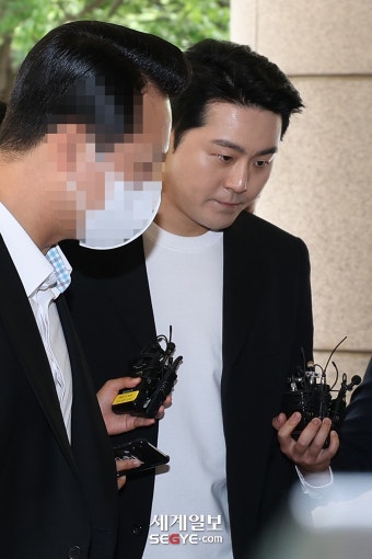 [포토] '운전자 바꿔치기' 이루, 첫 공판 출석 | 세계일보 [포토] '운전자 바꿔치기' 이루, 첫 공판 출석