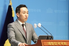 文 찾아간 조국 “길 없는 길 걸어가겠다”…국민의힘 “죗값 받는 게... 조국 “길 없는 길 걸어가겠다”…국민의힘 “죗값 받는 게 유일한 길”