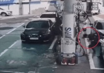 주유기 뽑지 않고 출발한 운전자… 건너편 남성이 맞아[영상] | 세계일보 주유기 뽑지 않고 출발한 운전자… 건너편 남성이 맞아[영상]