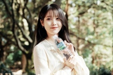 제주삼다수, 두 번째 TVC ‘한결’편 온에어와 함께 아이유 비하인드 컷 공개 | 세계일보 제주삼다수, 두 번째 TVC ‘한결’편 온에어와 함께... 