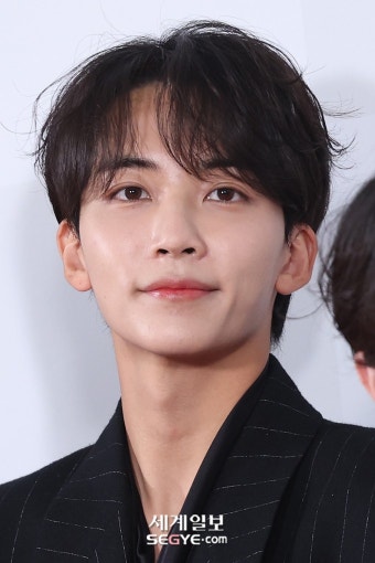 더쿠 - 더팩트 뮤직 어워드 세븐틴 정한 레드카펫 기사사진 + 프리뷰 추가