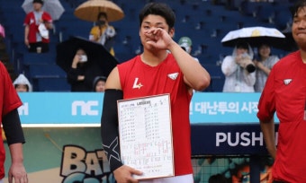 SSG, 시라카와와 작별 인사…라인업 카드·사인 유니폼 선물 | 세계일보 SSG, 시라카와와 작별 인사…라인업 카드·사인 유니폼 선물
