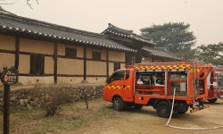 회색 연기로 뒤덮인 세계유산 안동 하회마을…초긴장 상태 | 세계일보 회색 연기로 뒤덮인 세계유산 안동 하회마을…초긴장 상태