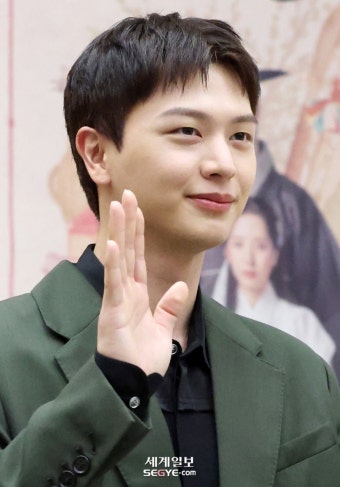 [포토] 육성재 '귀궁으로 돌아왔어요!' | 세계일보 [포토] 육성재 '귀궁으로 돌아왔어요!'