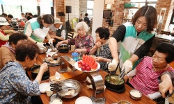 초복 앞두고 어르신들에 갈비탕 나눔 | 세계일보 초복 앞두고 어르신들에 갈비탕 나눔 