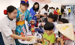 다문화 행사장 세계 전통문화 체험하는 아이들 | 세계일보 다문화 행사장 세계 전통문화 체험하는 아이들