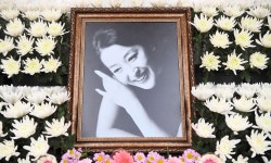 故윤석화 마지막 길, 대학로서 배웅…21일 한예극장 마당서 노제 | 세계일보 故윤석화 마지막 길, 대학로서 배웅…21일 한예극장 마당서 노제