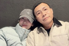 송혜교, 남사친과 다정하게 팔짱 