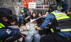 경찰, 美대사관 진입 시도 대진연 회원 8명 연행 | 세계일보 경찰, 美대사관 진입 시도 대진연 회원 8명 연행