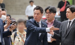 '김수현 명예훼손' 김세의 구속심사…법원 드나들때 취재진과 언쟁 | 세계일보 '김수현 명예훼손' 김세의 구속심사…법원 드나들때 취재진과 언쟁