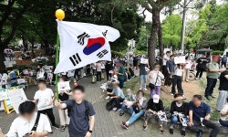 잠실개표소 봉쇄 시위 사흘째…경찰 과잉 진압 혐의 피고소 | 세계일보 잠실개표소 봉쇄 시위 사흘째…경찰 과잉 진압 혐의 피고소