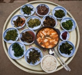 [손현주의 계절 밥상 여행] <6> 화천 산채밥상 | 서울신문 [손현주의 계절 밥상 여행] <6> 화천 산채밥상