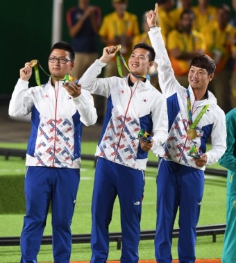 [리우 양궁] 한국 남자단체 미국 누르고 왕좌 탈환, 한국 선수단 첫 금메달 | 서울신문 [리우 양궁] 한국 남자단체 미국 누르고 왕좌 탈환, 한국...
