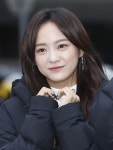 [서울신문] [포토] 구구단 세정, ‘강추위 녹이는 하트’ [포토] 구구단 세정, ‘강추위 녹이는 하트’