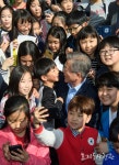 [서울신문] 문 대통령이 초등학생에게 받은 특별한 선물은 문 대통령이 초등학생에게 받은 특별한 선물은