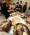 [포토] ‘오늘 구내식당 메뉴는 개성만두와 냉면’ | 서울신문 [포토] ‘오늘 구내식당 메뉴는 개성만두와 냉면’