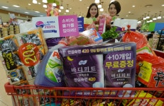 [서울신문] 물건 2개 값 매겨놓고 롯데마트 ‘1+1 꼼수’…대법 “과장광고 맞다” 물건 2개 값 매겨놓고 롯데마트 ‘1+1 꼼수’…대법... 