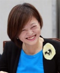 [포토] ‘파이팅 축하 답례’하는 진선미 의원 | 서울신문 [포토] ‘파이팅 축하 답례’하는 진선미 의원