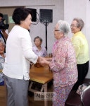 [서울포토] 경로당 방문한 김정숙 여사 | 서울신문 [서울포토] 경로당 방문한 김정숙 여사