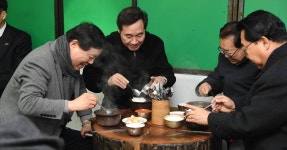 이낙연 총리, ‘국민MC’ 송해씨와 2000원짜리 시래기국밥 점심 | 서울신문 이낙연 총리, ‘국민MC’ 송해씨와 2000원짜리 시래기국밥 점심