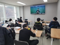 친구는 오리가족, 휴식은 체력단련…오늘도 산골서 ‘나와의 싸움’ | 서울신문 친구는 오리가족, 휴식은 체력단련…오늘도 산골서 ‘나와의 싸움’