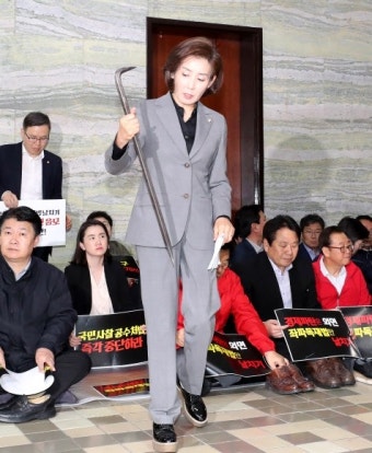 국회 또 전운…이해찬 “폭력 법적 대응” 나경원 ‘빠루’ 공세 | 서울신문 국회 또 전운…이해찬 “폭력 법적 대응” 나경원 ‘빠루’ 공세