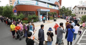 “주민센터 사람 너무 많아서 쿠폰 못 받고 은행 왔어요” | 서울신문 “주민센터 사람 너무 많아서 쿠폰 못 받고 은행 왔어요”