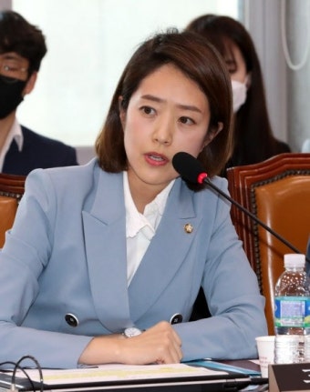 [포토] 국회 산자위 전체회의 참석한 고민정 의원 | 서울신문 [포토] 국회 산자위 전체회의 참석한 고민정 의원