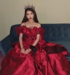 아이유, ‘도도+우아’ 빨간 드레스 입고 추석 연휴 인사 | 서울신문 아이유, ‘도도+우아’ 빨간 드레스 입고 추석 연휴 인사
