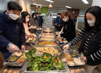 바람인텍구내식당 | 공기관 구내식당 ‘채식 바람’… 매달 두 끼로 건강·기후 챙긴다 | 서울신문 공기관 구내식당 ‘채식 바람’… 매달 두 끼로 건강·기후 챙긴다