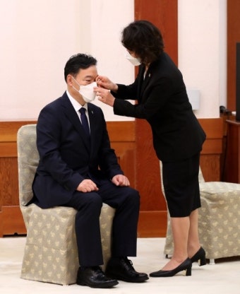 [서울포토] 문 대통령, 김오수 검찰총장 부부와 기념촬영 | 서울신문 [서울포토] 문 대통령, 김오수 검찰총장 부부와 기념촬영