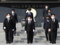 [포토] ‘6·25’… 대전현충원 찾은 32사단 군사경찰대 | 서울신문 [포토] ‘6·25’… 대전현충원 찾은 32사단 군사경찰대