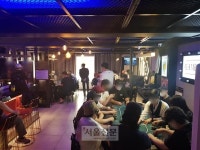 수억대 ‘칩’ 걸고 게임하는데… 도박 아니라는 ‘변칙 홀덤펍’ | 서울신문 수억대 ‘칩’ 걸고 게임하는데… 도박 아니라는 ‘변칙 홀덤펍’