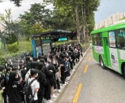 학교선 거리두기… 하굣길은 ‘빽빽’ | 서울신문 학교선 거리두기… 하굣길은 ‘빽빽’