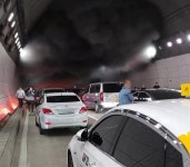 내곡터널 화물차 화재로 퇴근길 혼잡 | 서울신문 내곡터널 화물차 화재로 퇴근길 혼잡