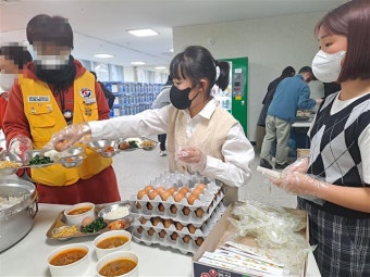 삶은 계란·핫팩 챙겨오고, 짜장면 나누고… ‘울진 아픔’ 보듬는 온정 | 서울신문 삶은 계란·핫팩 챙겨오고, 짜장면 나누고… ‘울진 아픔’...