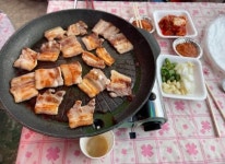 “삼겹살집 밥에서 쉰내…항의하자 뒤에서 소금 뿌려” | 서울신문 “삼겹살집 밥에서 쉰내…항의하자 뒤에서 소금 뿌려”