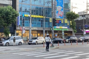尹부부 ‘빵 쇼핑’ 교통통제 지적에…대통령실 “잠깐 통제…원래 상습 정체 구역” | 서울신문 尹부부 ‘빵 쇼핑’ 교통통제 지적에…대통령실...