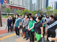 박춘선 서울시의원, 태풍 대비 무단투기 쓰레기 수거·상일1동 환경 정화 활동 | 서울신문 박춘선 서울시의원, 태풍 대비 무단투기 쓰레기 수거... 