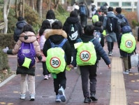“학교 앞에서 속도 30㎞ 지켜요” | 서울신문 “학교 앞에서 속도 30㎞ 지켜요”