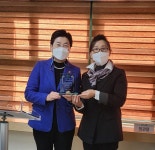 유정희 서울시의원, ‘신림중학교 학부모로부터 감사패’ 받아 | 서울신문 유정희 서울시의원, ‘신림중학교 학부모로부터 감사패’ 받아