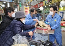 포항제철소, 설 앞두고 대대적 전통시장 장보기 나서 | 서울신문 포항제철소, 설 앞두고 대대적 전통시장 장보기 나서