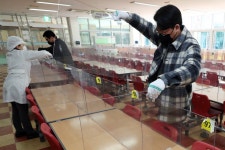 급식실 투명 가림막 철거… 학교도 일상 회복 | 서울신문 급식실 투명 가림막 철거… 학교도 일상 회복