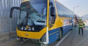 부부싸움 중 고속도로에 차 세웠다가… 아내만 버스에 치여 사망 | 서울신문 부부싸움 중 고속도로에 차 세웠다가… 아내만 버스에 치여 사망